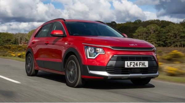 Плюсове: Висока практичност, ефективни мощни отори, отлична инфоразвлекателна система

Минуси: Не е забавно да се шофира, качество на интериора на места, малък багажник при plug-in хибриден модел

Kia Niro е малко семпла кола в сравнение с по-новите модели на корейската марка, но все пак е отлично измислена. Предвид, че моделът е проектиран да побере хибридно, plug-in хибридно или изцяло електрическо задвижване, не са правени очевидни жертви по отношение на пространството за пътници или багаж. Може да побере петима души с още повече свободно пространство.

Багажното пространство варира в зависимост от избрания от вас двигател, но най-добрият вариант е Niro EV с 475 литра. Товаренето по-тежки предмети обаче понякога е малко трудно поради доста високия ръб.

Семплият дизайн на Niro продължава и вътре, но би било несправедливо да го опишем като скучен. Всичко е логично разположено, а таблото с два екрана е ясно и лесно за разбиране. От гледна точка на качеството всичко изглежда достатъчно здраво за  употреба от всякакви членове на семейството. Нищо че черната пластмаса внушав страх от пръстови отпечатъци и драскотини. Ако вашите близки обичат своите джаджи, в кабината има редица USB зарядни устройства.

Както подсказва външният му вид, Niro не предлага много забавление зад волана, но е напълно спокоен автомобил за шофиране. Шумът от вятъра и гумите е минимален при скорости на магистралата, а мощността и спирачките са лесни,  за да шофирате плавно. 

Именно изцяло електрическият Niro EV е звездата в гамата, а голямата му батерия от 64 kWh има впечатляващ заявен пробег от 455 километра. Електромобилът също така предлага яко ускорение, но добавеното тегло на батериите прави окачването малко по-податливо на неравности по пътя.
